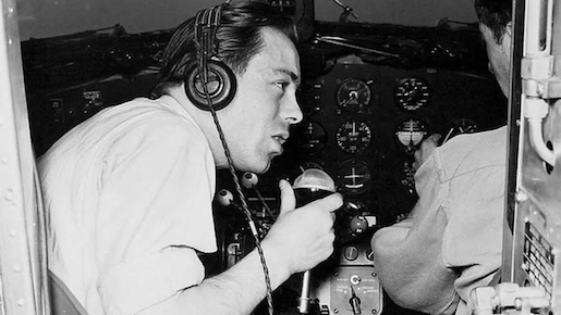 Bild: Interview im Cockpit - Heiner Gautschy, die legendäre "Stimme aus New York", interviewt für das "Echo der Zeit" einen Piloten - Foto: 1949 © SRF